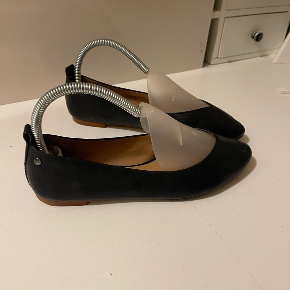 Uggs flat leather shoes in good conditions - Picture 2 of 12